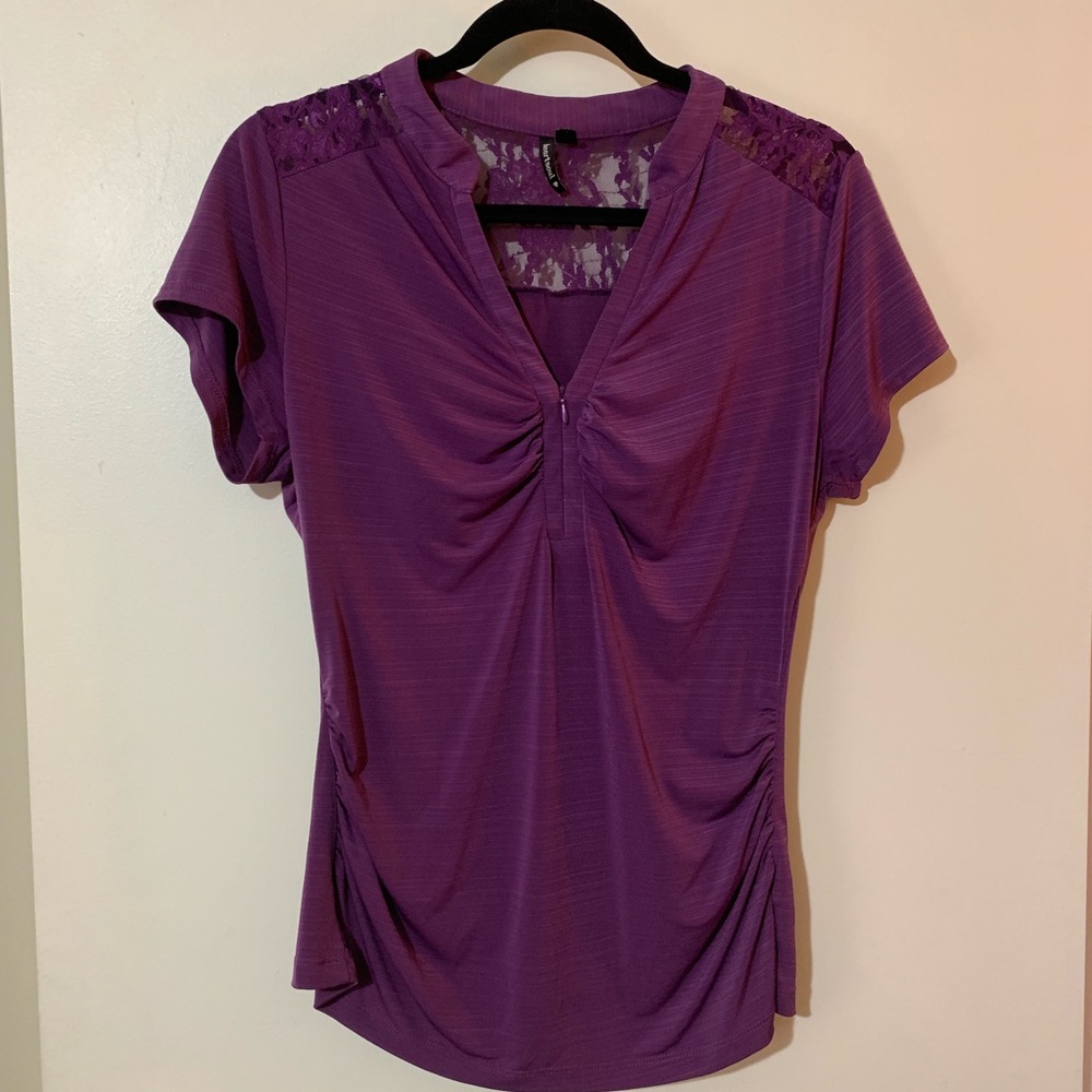 Heartsoul short sleeve lace back zipper front top